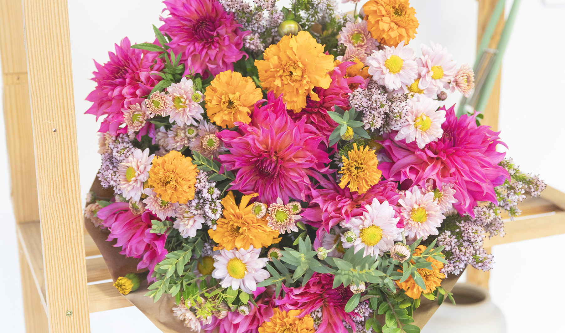 Le bouquet surprise de fleurs fraîches et de saison, livré chez vous au jour de votre choix.