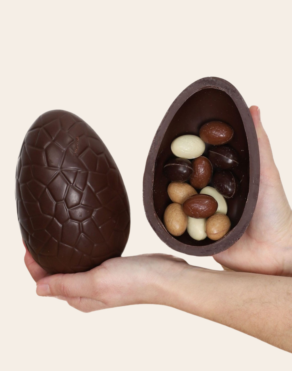 Oeuf de Pâques garni de chocolats